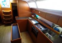 sejlbåd bavaria 46 cruiser sejlbåd interiør kabys trappe